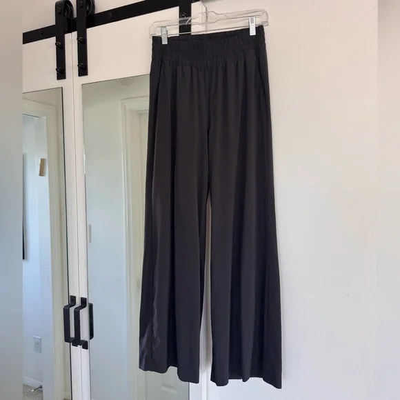 Vuori Villa Wideleg Pant - Black - Picture 6 of 11